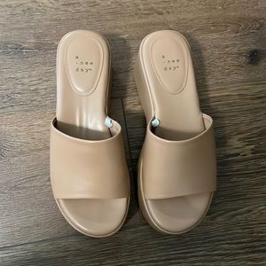 A New Day platform slides. Tan. Size 7.